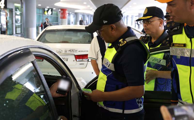 'Picking up friends' claim no defence for illegal airport drivers