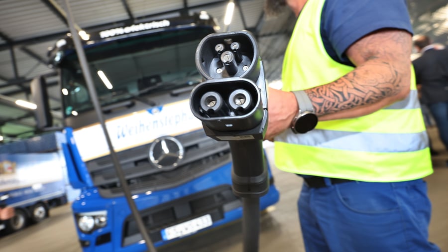 E‑Mobility: Why the electric truck boom is stalling at the power connection
