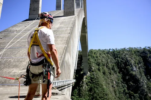 Thomas van Tonder faces ultimate monkey-bars challenge at Bloukrans Bridge