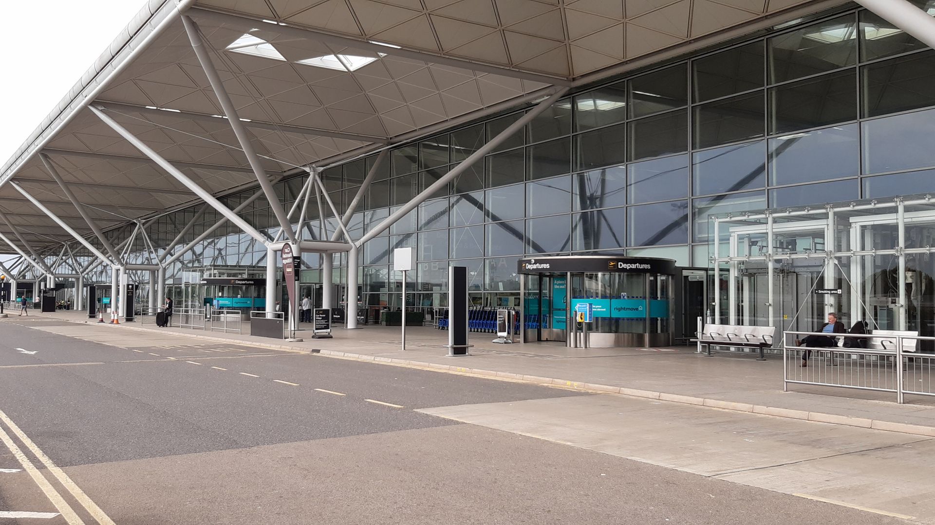 Power surge at major UK airport delays hundreds of flights