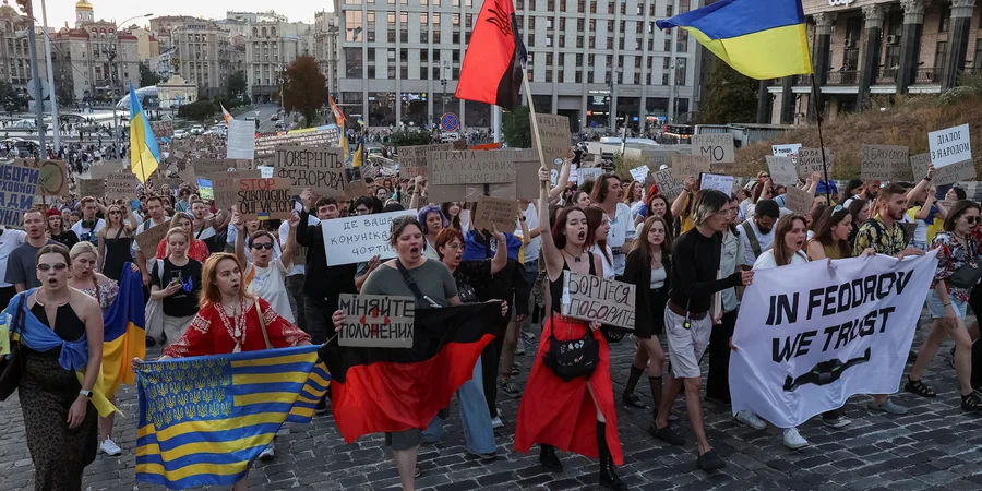NV joins marchers in Kyiv as cardboard protests hit one-month mark