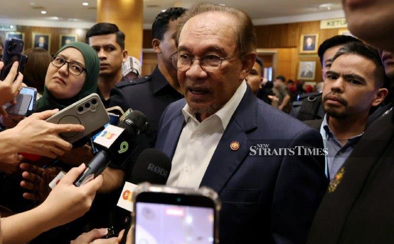 Anwar chooses political stability over 'fighting' to sustain economy
