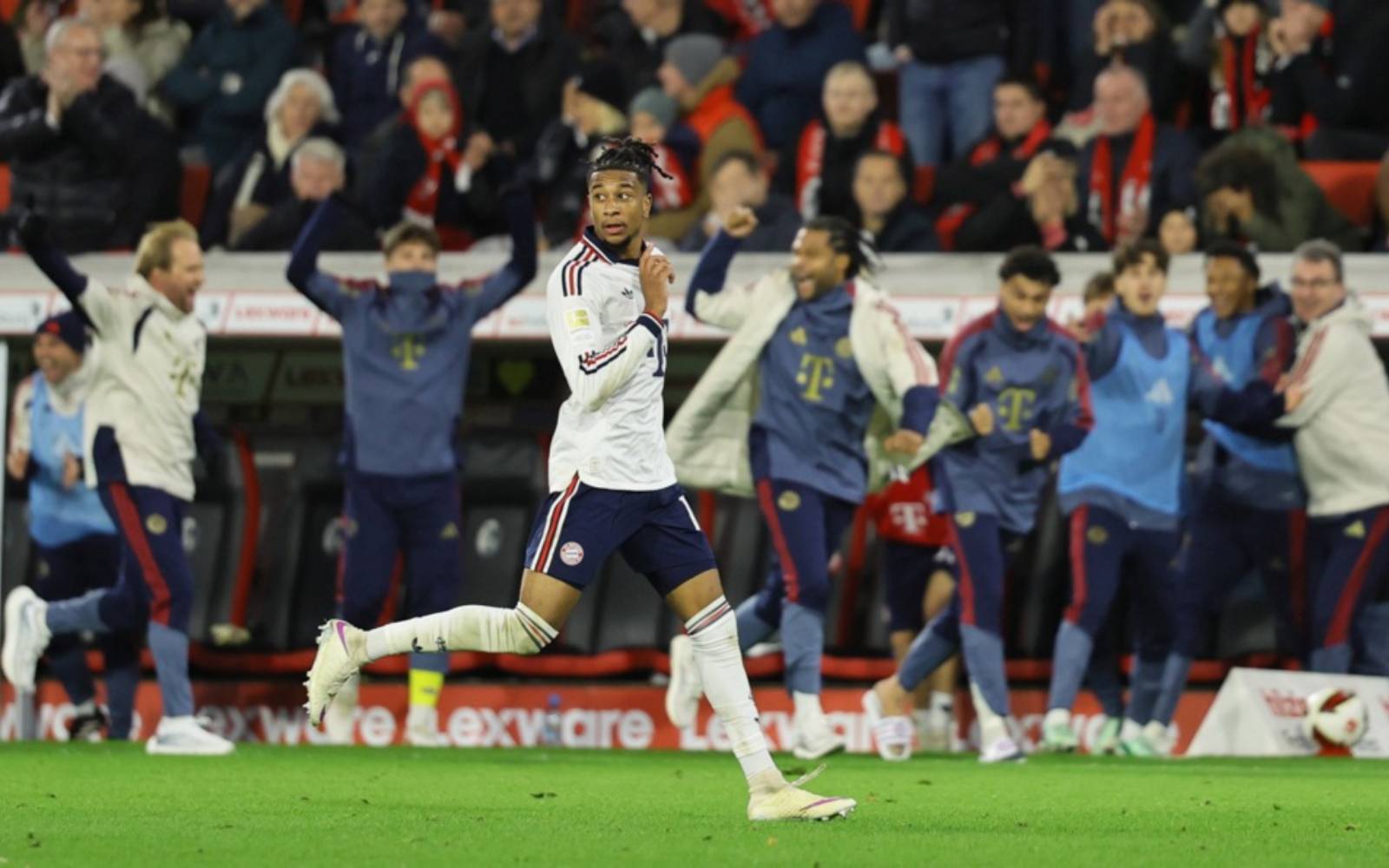 Bayern survive late scare to beat Freiburg 3-1