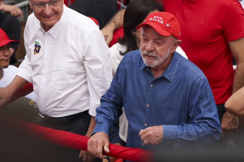 Brazil votes in tight run-off between Lula & Bolsonaro