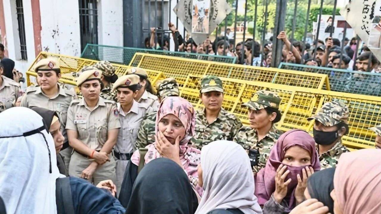 Delhi Police register case over Jamia Campus trespassing, defacement