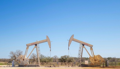 Oil climbs as fading Middle East peace deal diminished