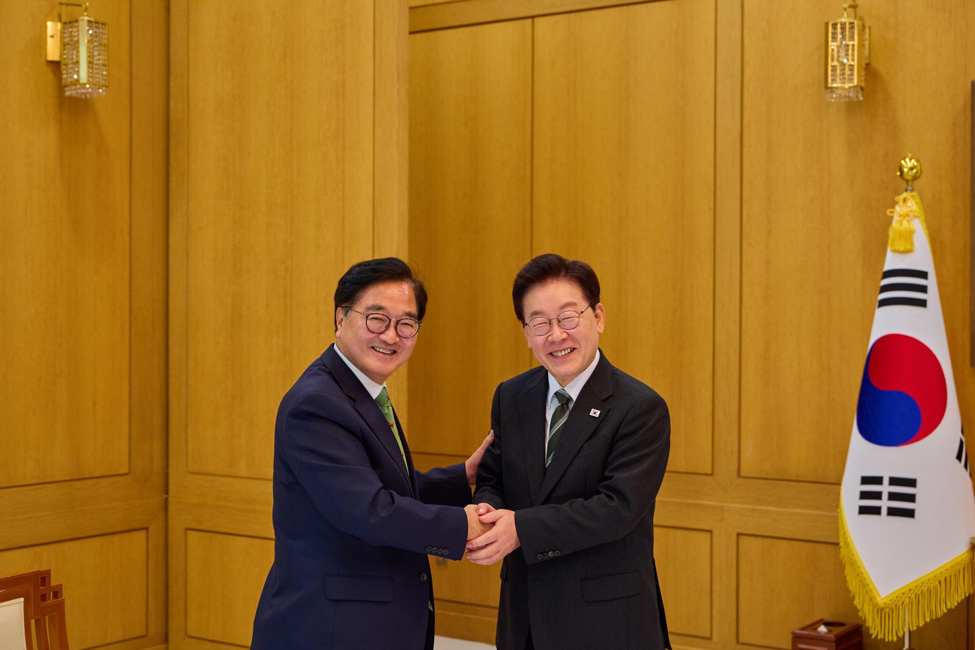 Lee meets with ex-parliamentary speaker, stresses national unity