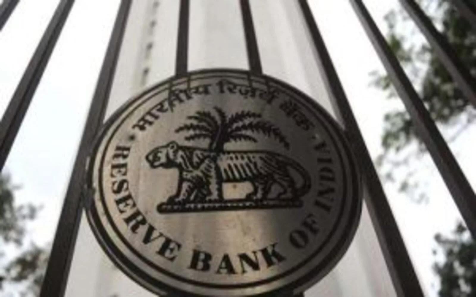 India central bank holds rates as it assesses Mideast shock