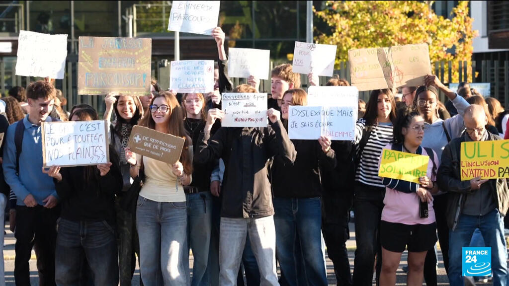 French PM meets student representatives after weeks of protests