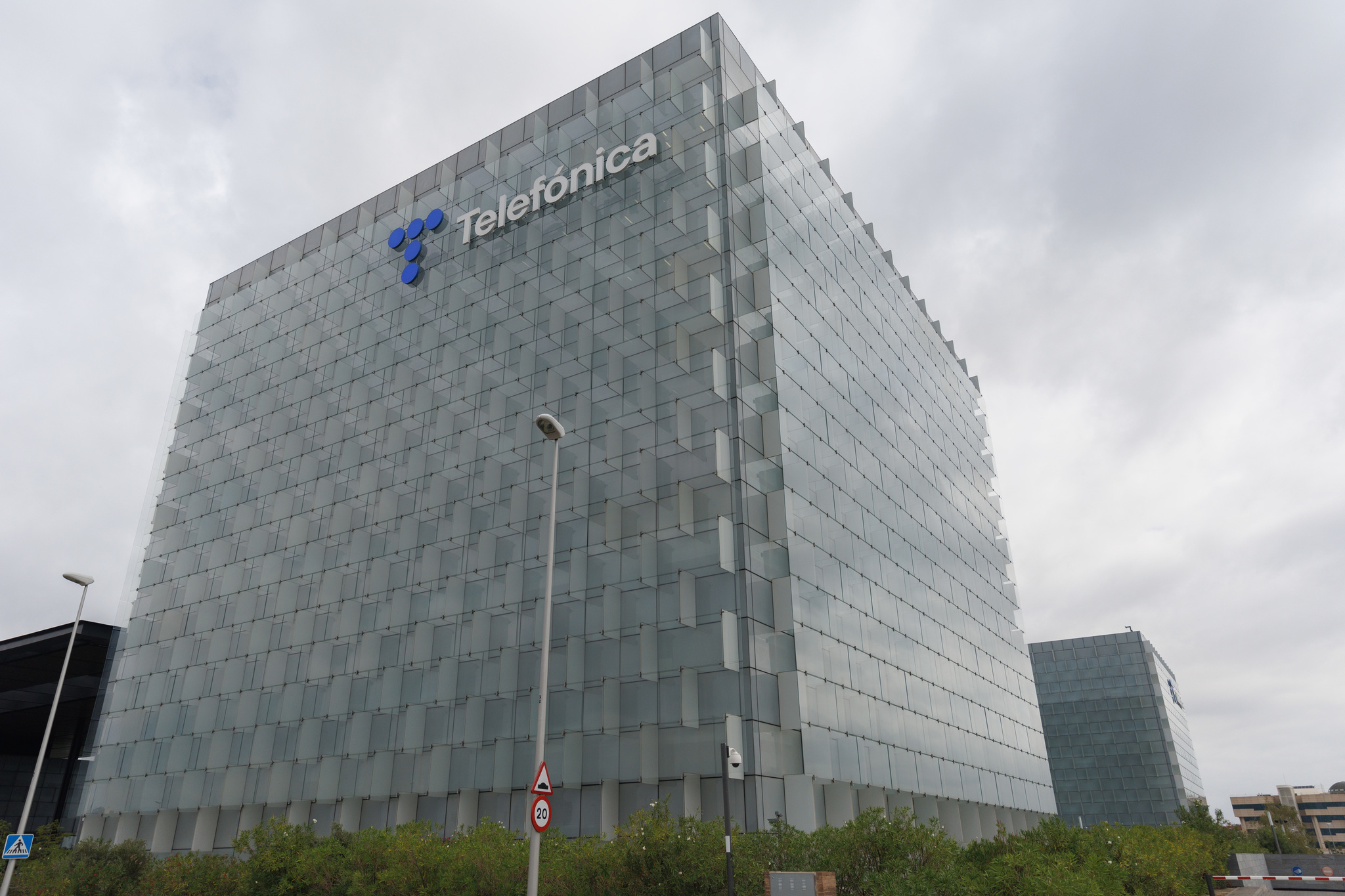 Telefónica buys 10% of Seville's OGA to strengthen itself in Defence