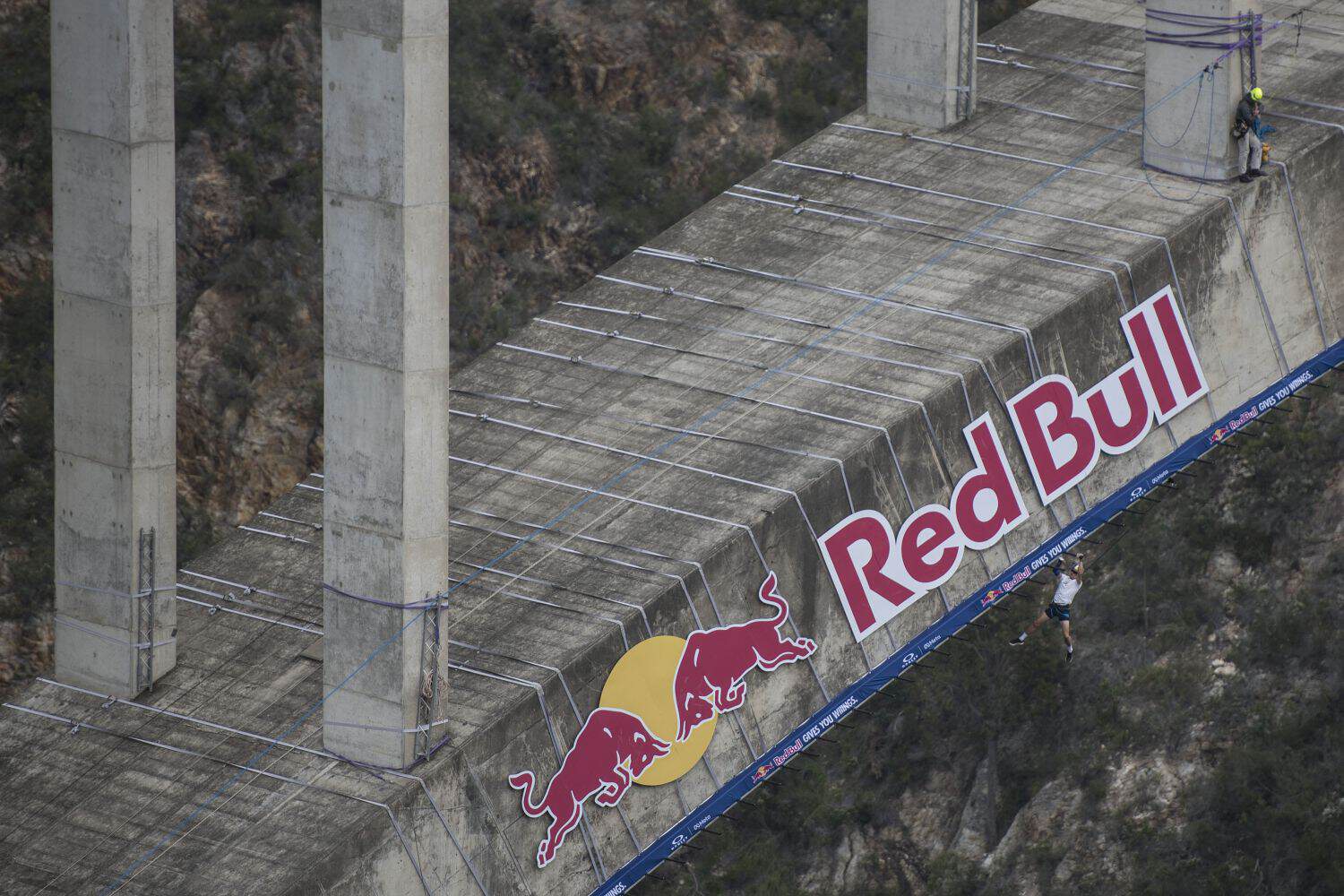 Thomas van Tonder completes ‘crazy’ monkey bar challenge at Bloukrans Bridge (PICS)