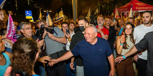 Israel elections: Gadi Eisenkot, leading Netanyahu opponent, calls for unity and calm