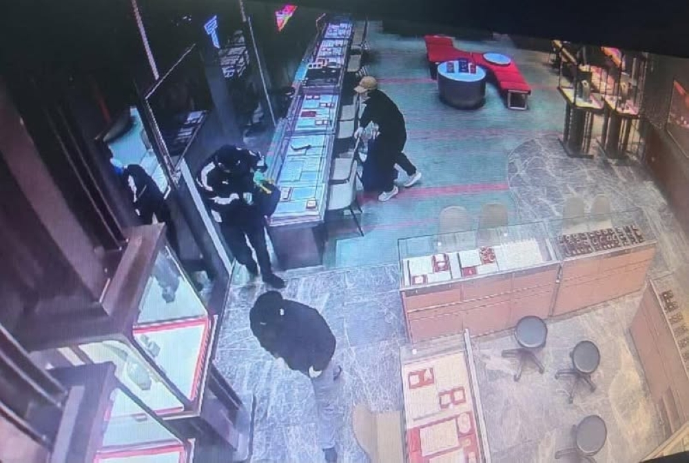 Two‑minute Genting goldsmith heist: Suspects armed with axes escape in BMW with RM1.74m haul