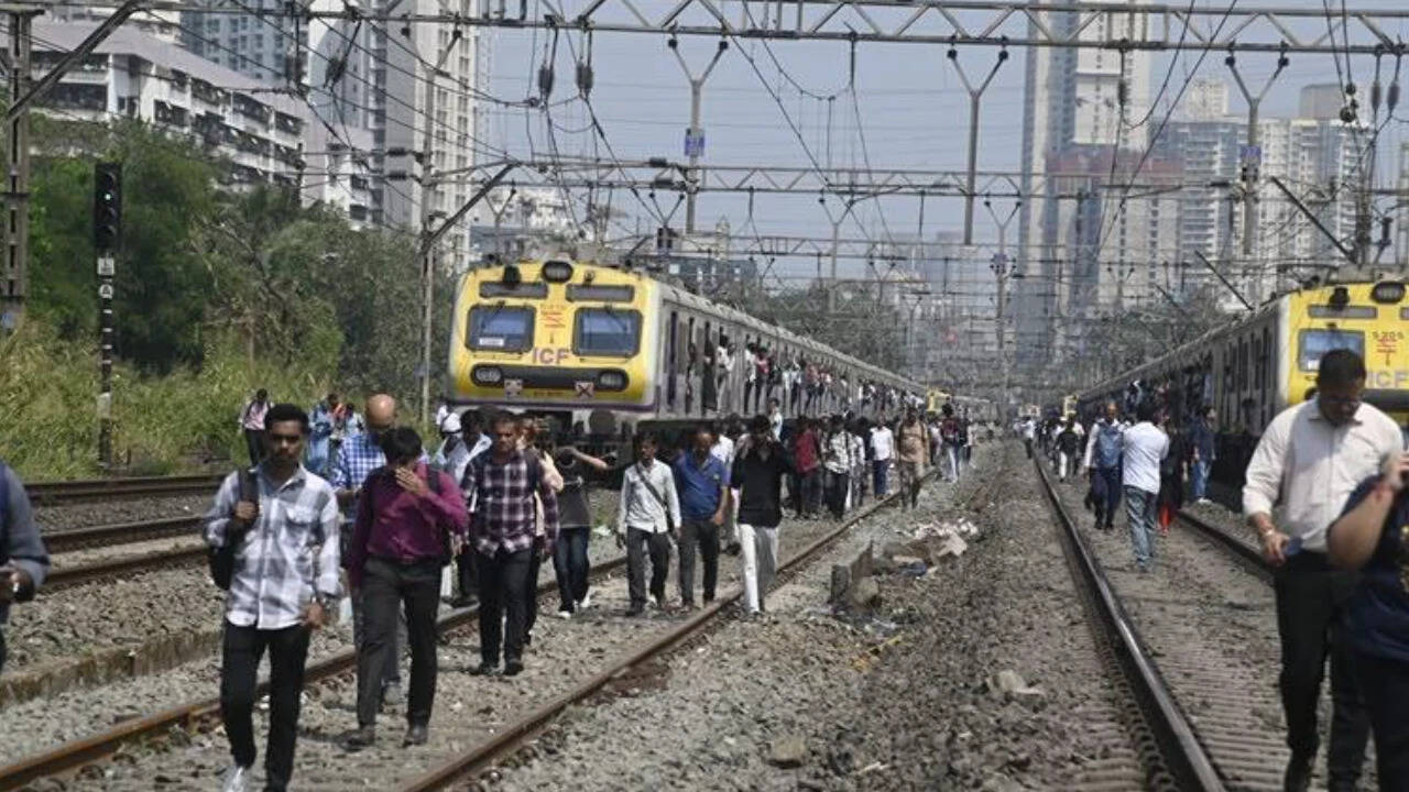 3 killed on Mumbai locals tracks, 80 services cancelled, delays up to 90 minutes
