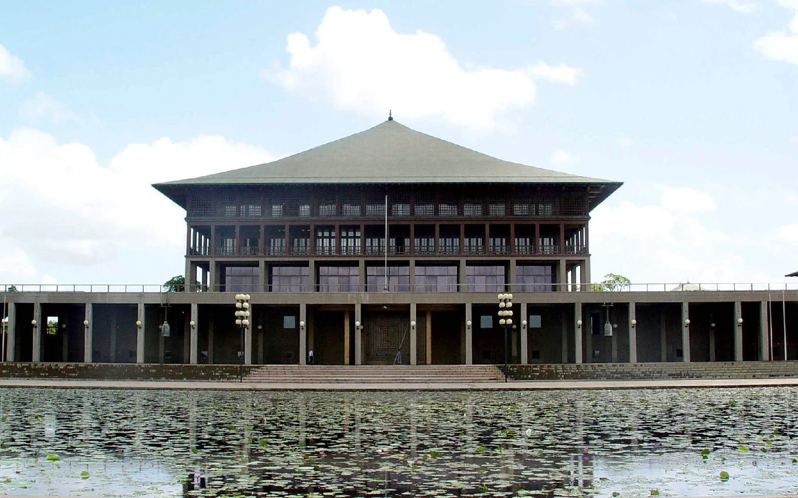 Sri Lanka’s government proposes contentious judicial reform package