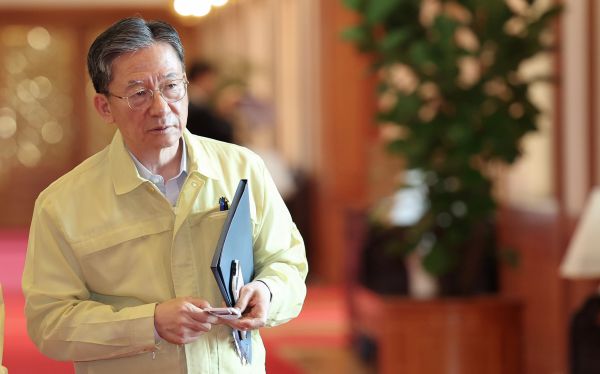 Justice Minister Jung Tenders Resignation