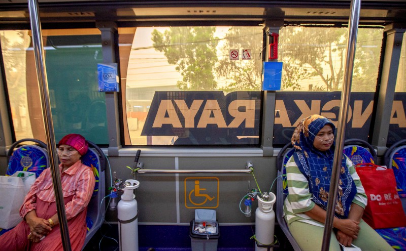 Indonesia deploys 'oxygen bus' as forest-fire haze chokes residents