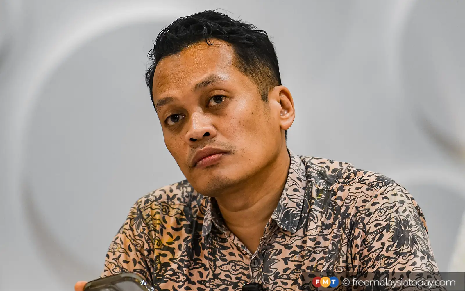 Jais grills Nik Nazmi for 3 hours over khalwat case