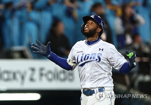 Lions beat Tigers to even up KBO postseason series