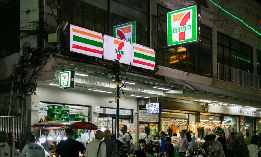 7-Eleven worker in Bangkok serves foreign shoppers in 7 languages, from Burmese to German