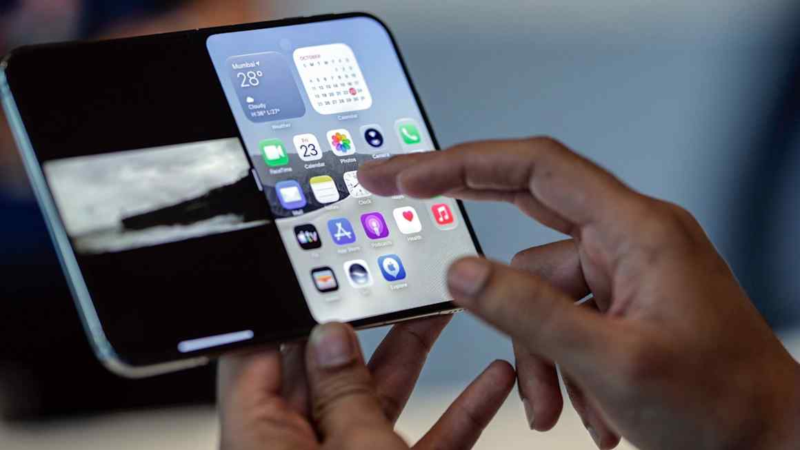 Apple hit by ‘Crackgate’ outcry over iPhone Duo screen problems