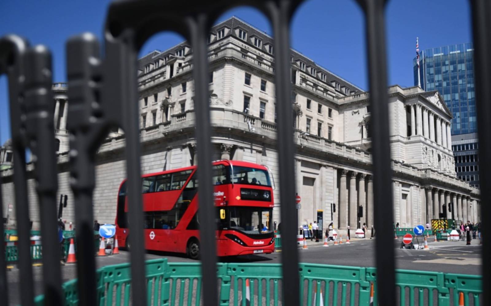 UK labour market loses more momentum in second quarter