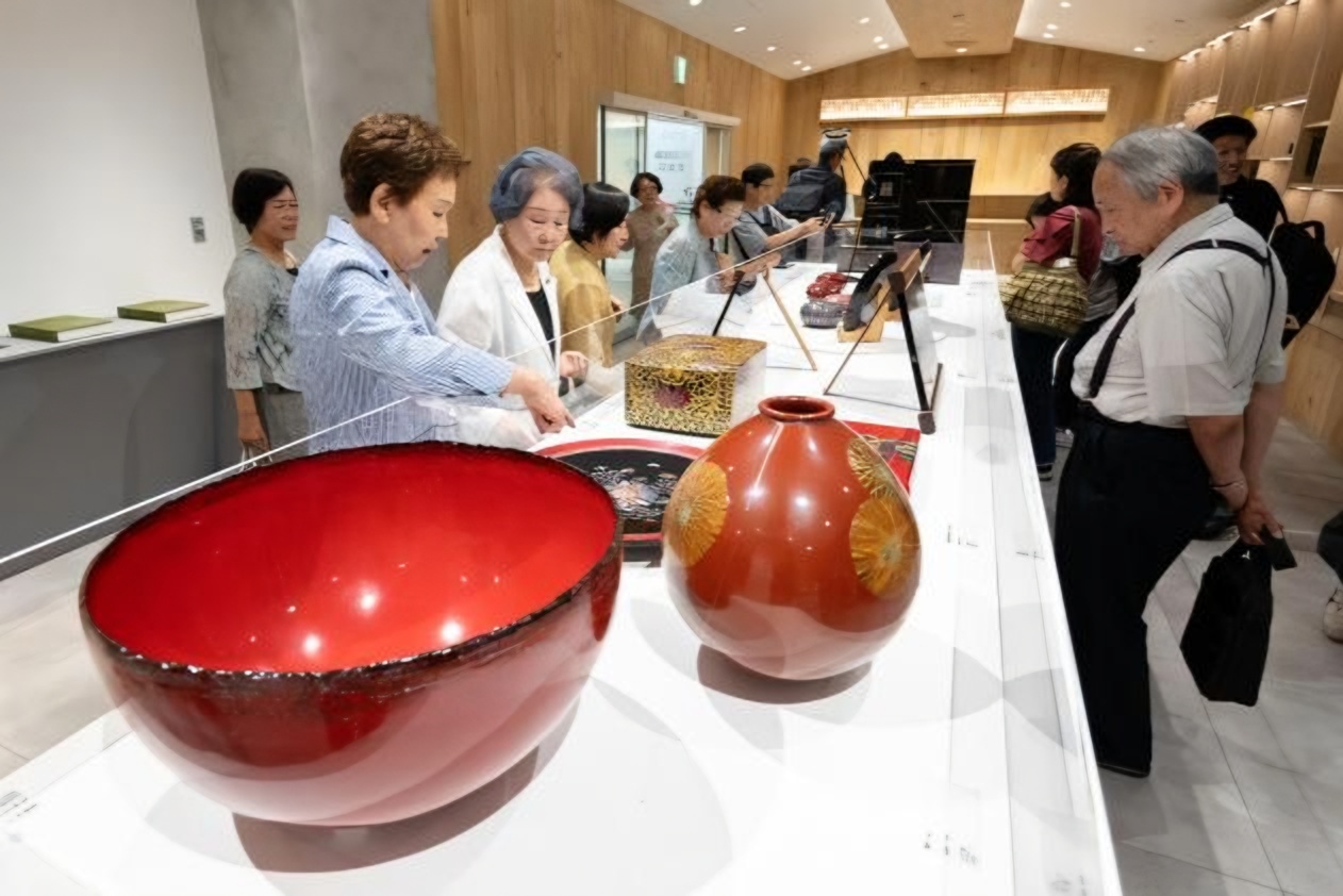 Korean mother-of-pearl lacquerware exhibition draws 16,000 visitors overseas