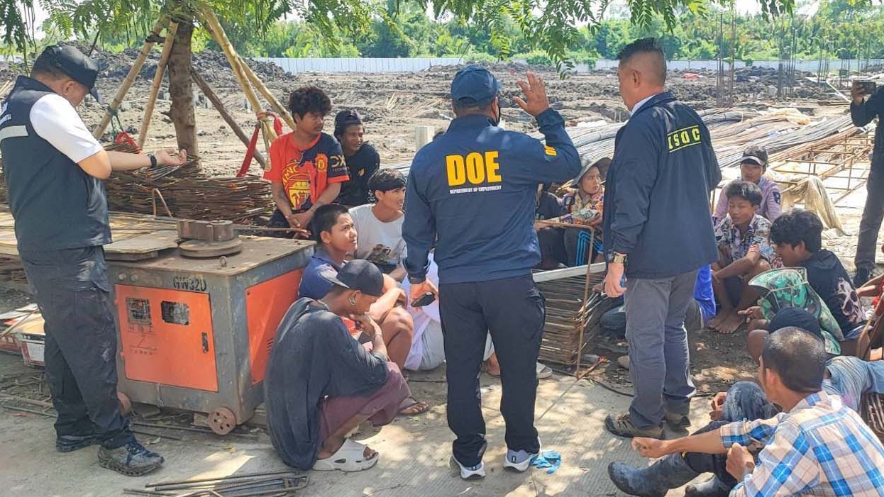 21 Myanmar workers, Chinese supervisor arrested at Samut Songkhram construction site