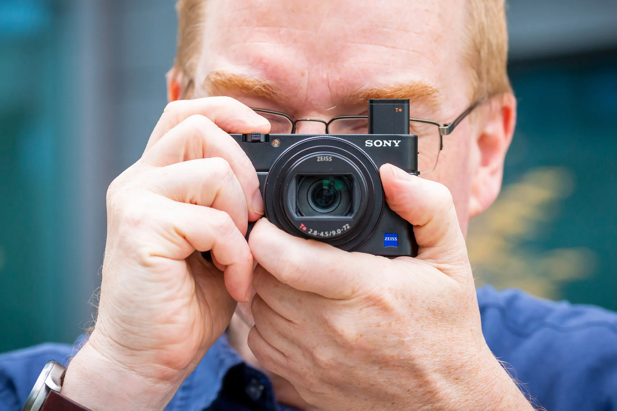 Sony’s classic point-and-shoot compact offers very good image quality – get it cheaper with a lot of extras