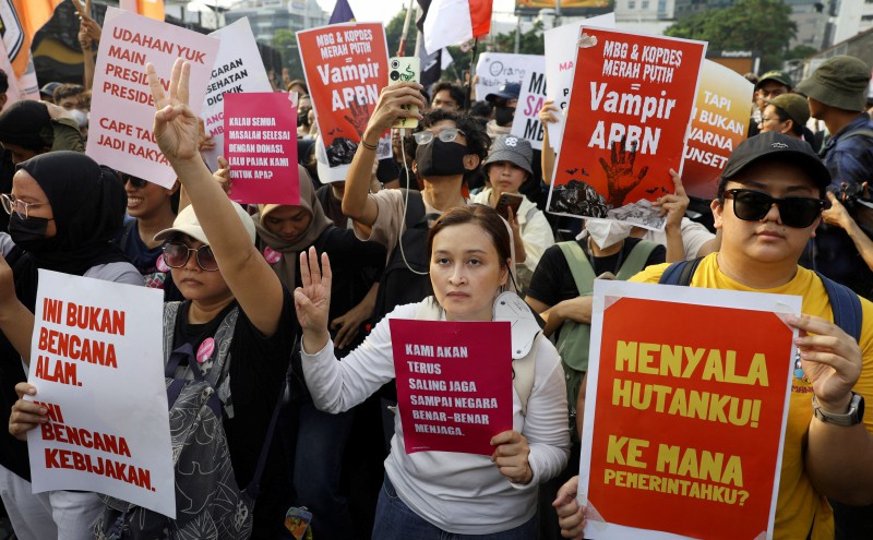 Armoured vehicles roll into Jakarta ahead of student protests