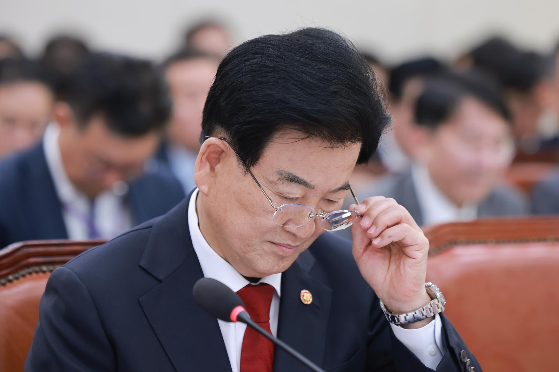 Unification minister urges N. Korea to join talks on inter-Korean border