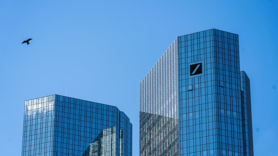 Quarterly figures: Deutsche Bank achieves billion-euro profit and exceeds expectations