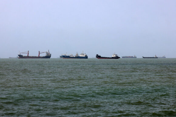 US Tells Ships to Avoid Unnecessary Transits Through Hormuz