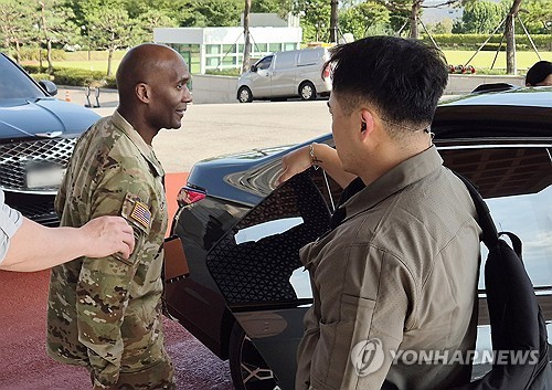 (LEAD) USFK commander visits defense ministry after Trump's order to reduce joint exercise with S. Korea