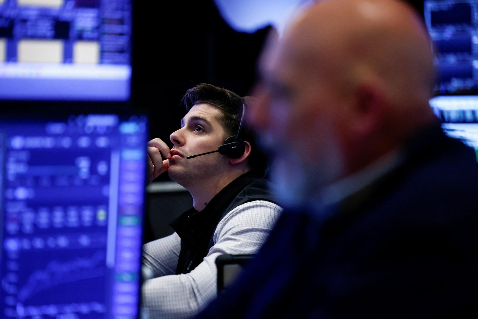 US stocks hold steady ahead of Fed rate decision