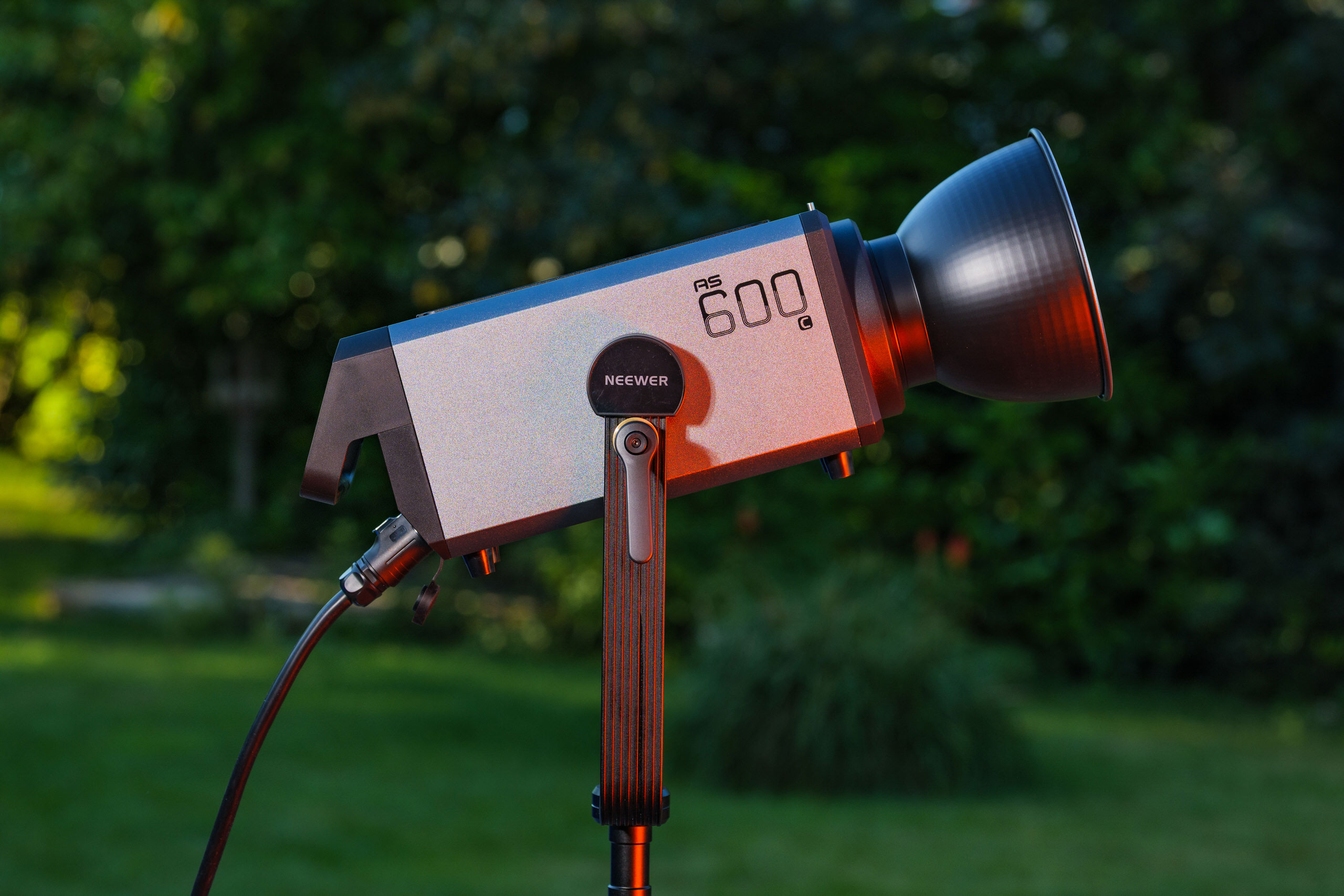 Neewer AS600C review – a premium RGB COB light for creative lighting
