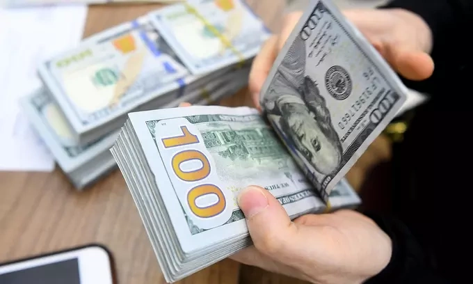 Dollar gains over dong on black market