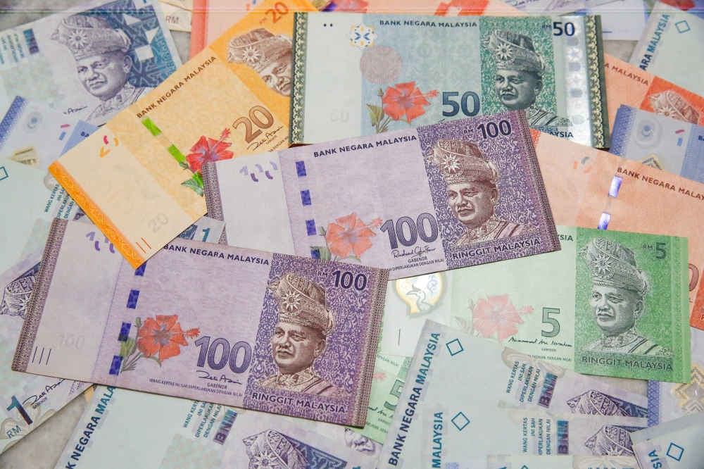 Ringgit closes higher on falling US rate hike odds and strong Malaysia GDP data