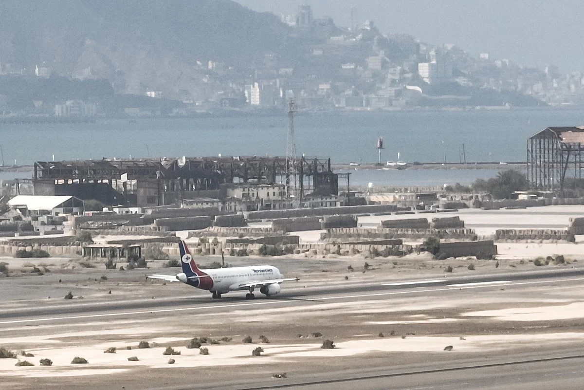 2 Houthi missile strikes on Aden Airport spark aviation safety concerns in Yemen
