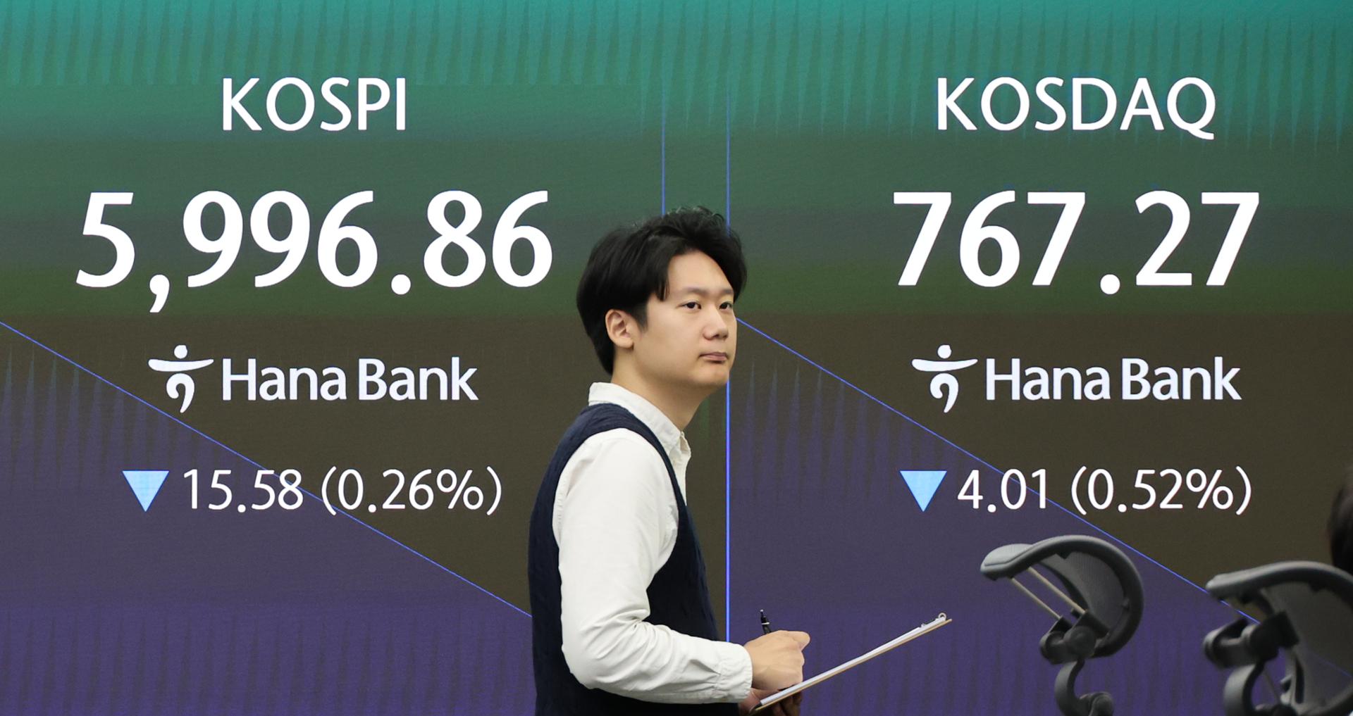 Seoul stocks open tad higher as Fed holds rates ahead of Samsung earnings report