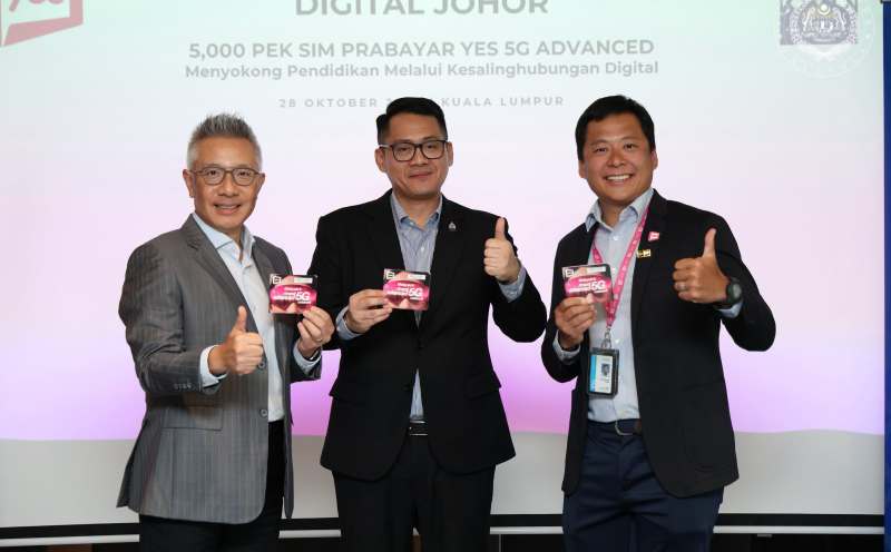 Johor B40 students receive 5,000 free 5G SIM packs for online learning