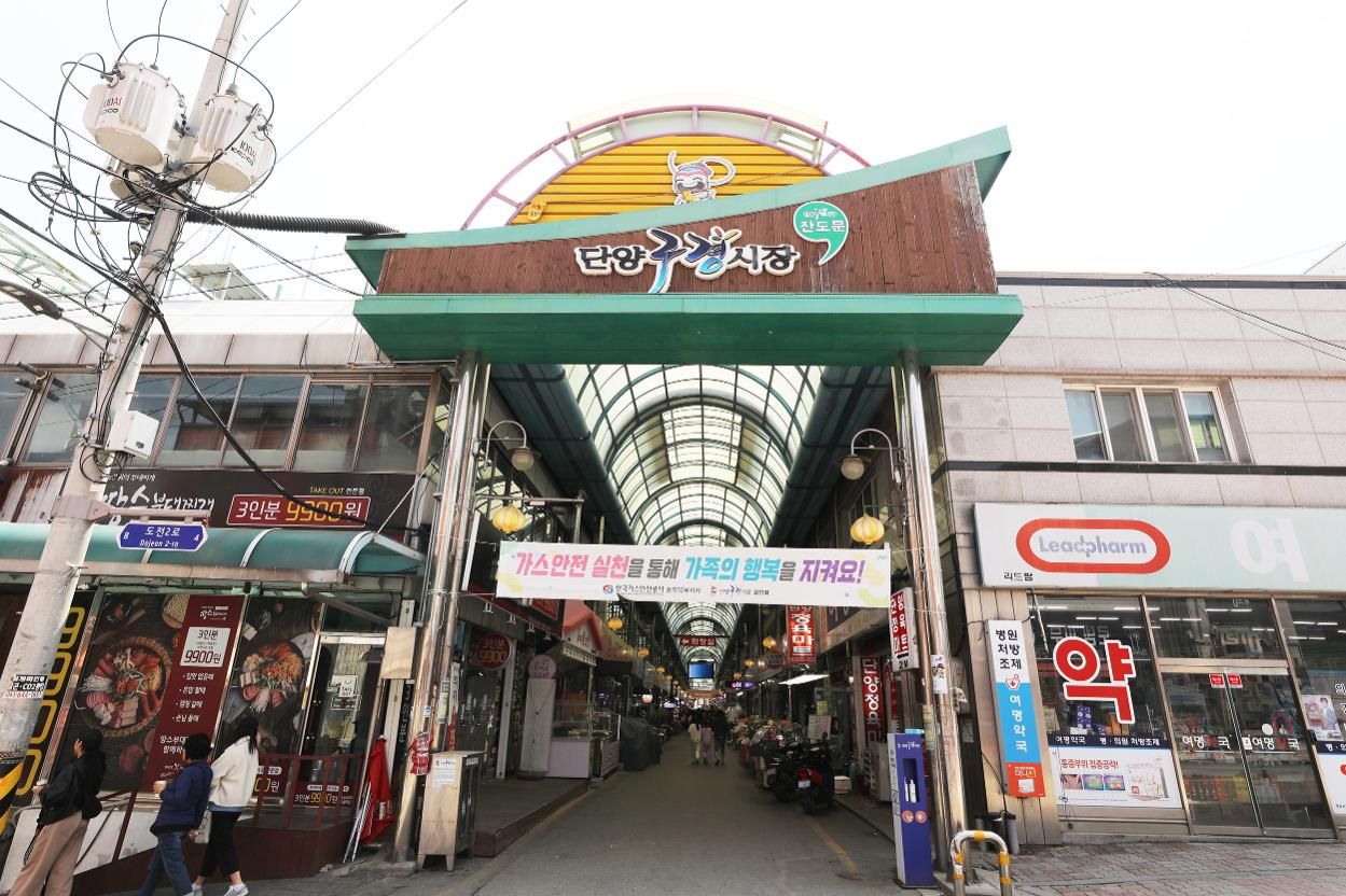 Danyang's traditional market embraces Dracula theme to pitch local garlic