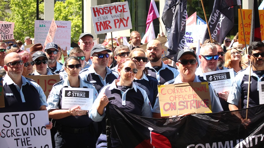 'Fair pay for a fair day's work': ACT public sector workers strike