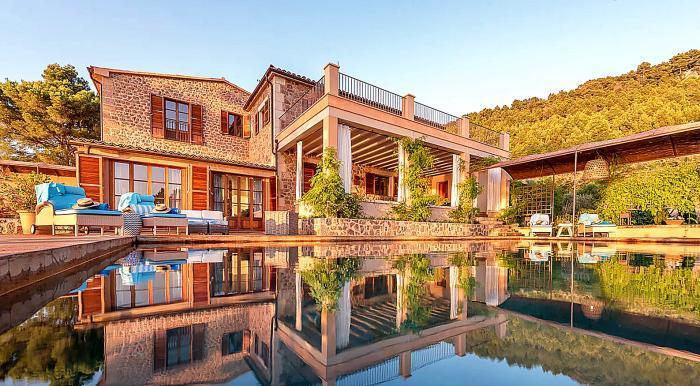 Nine luxury villas for rent in the bridges