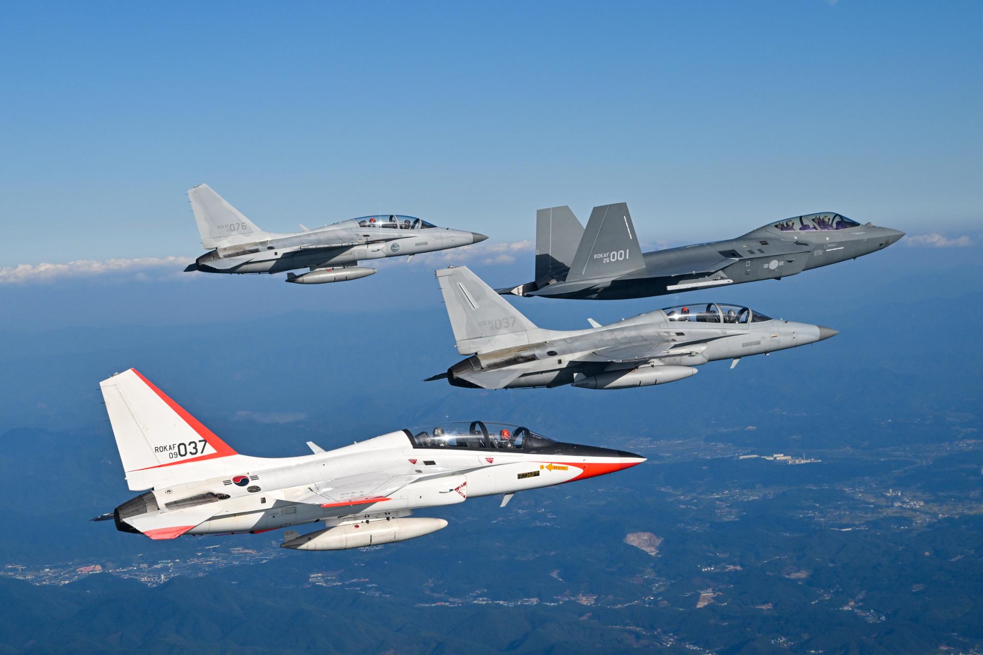 Korea's indigenous KF-21 fighter jet conducts 1st formation flight with US aircraft