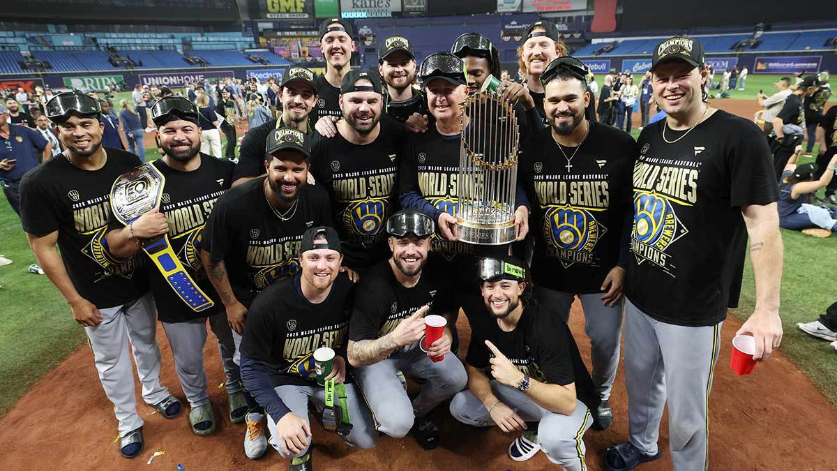 Brewers bring Lambeau Field down with World Series celebration during TNF