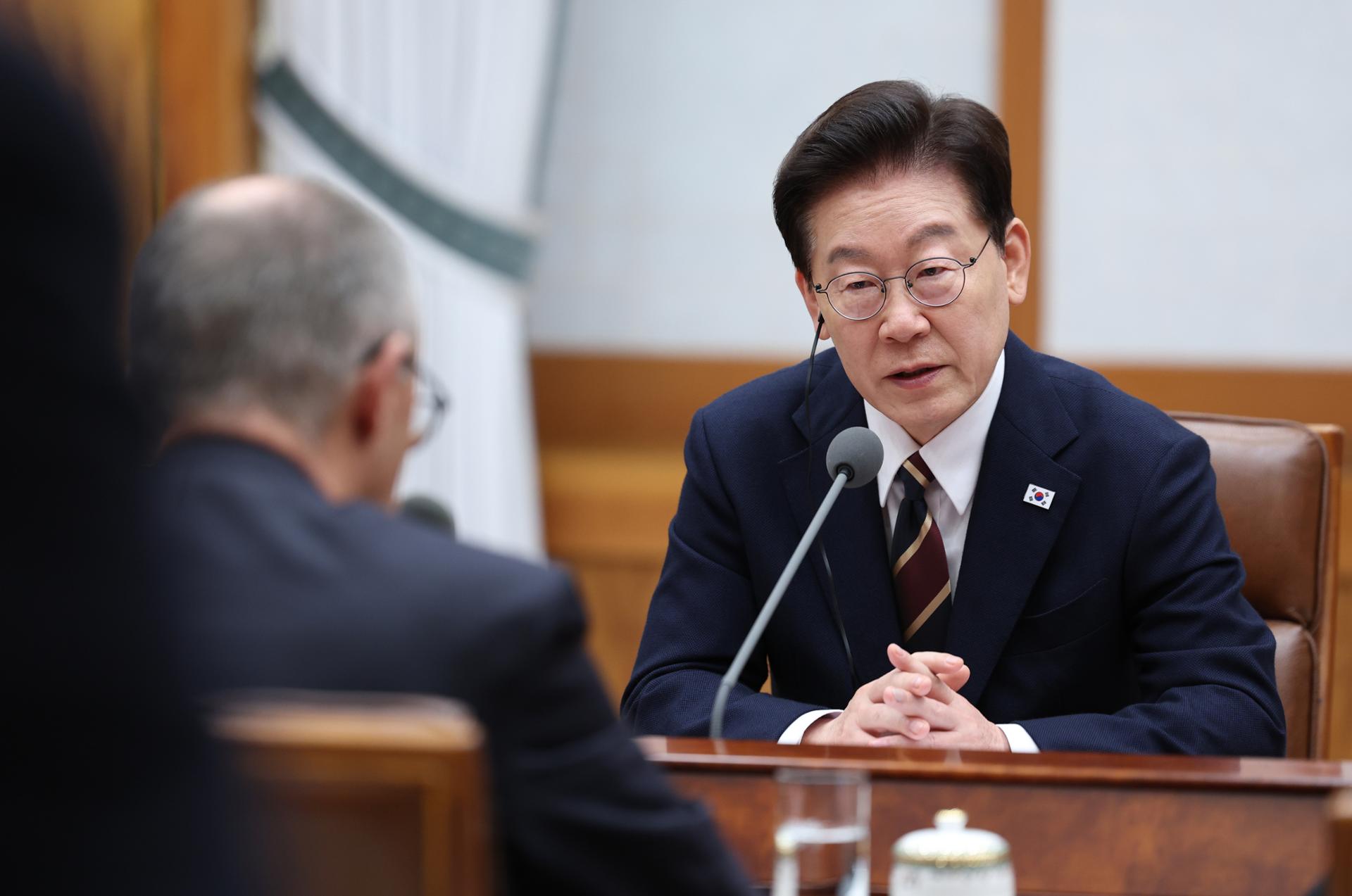 President Lee's approval rating falls back to 39%: poll