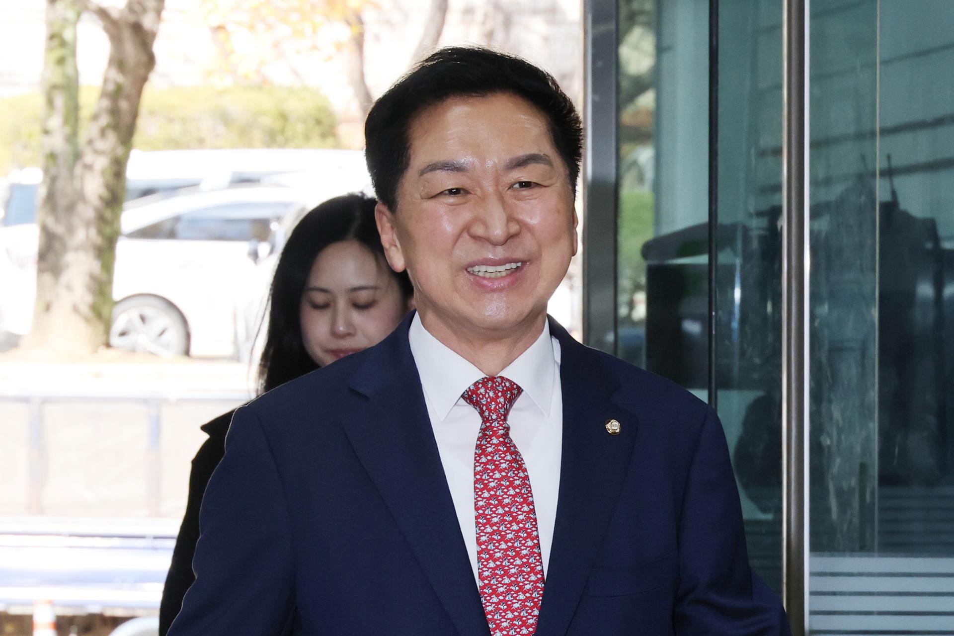 Court acquits PPP lawmaker over luxury gift to ex-first lady
