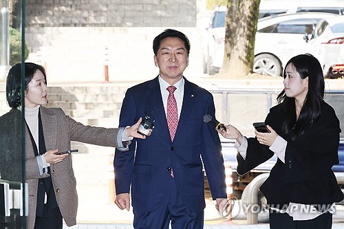 (LEAD) Court acquits PPP lawmaker over luxury gift to ex-first lady