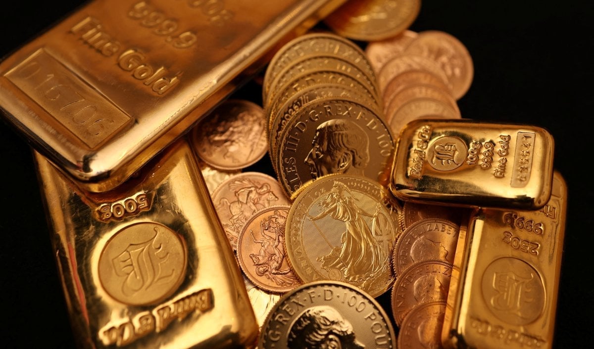 UBS raises zloty forecast as currency faces mounting pressure